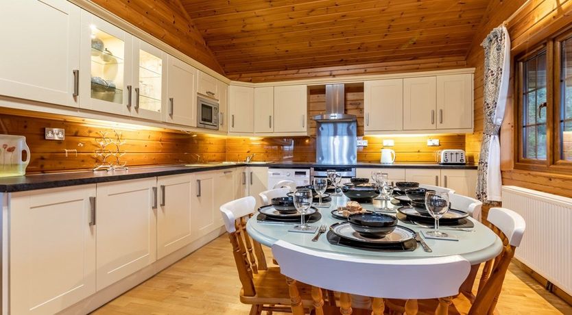 Photo of 4 Bed in Higher Clovelly