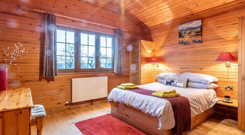 Photo of 4 Bed in Higher Clovelly