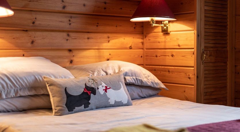 Photo of 4 Bed in Higher Clovelly