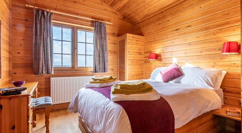 Photo of 2 Bed in Higher Clovelly