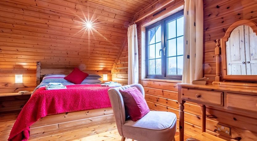 Photo of 3 Bed in Higher Clovelly