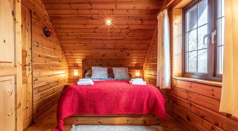 Photo of 3 Bed in Higher Clovelly