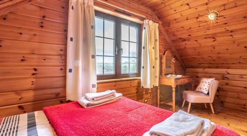 Photo of 3 Bed in Higher Clovelly