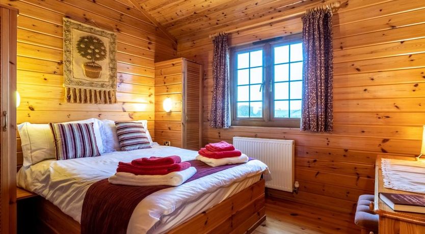 Photo of 4 Bed in Higher Clovelly