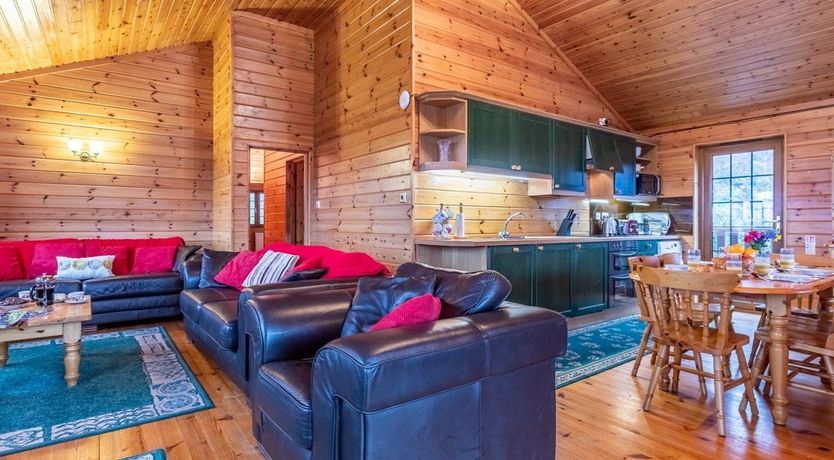 Photo of 4 Bed in Higher Clovelly