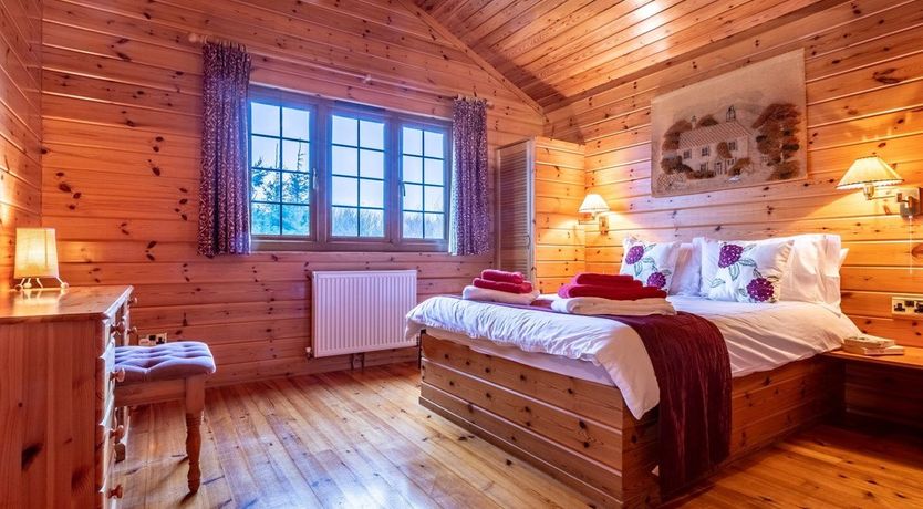 Photo of 4 Bed in Higher Clovelly