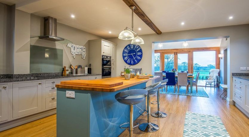 Photo of 5 Bed in Tybroughton