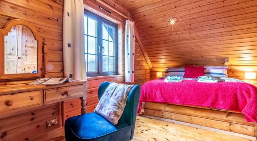 Photo of 3 Bed in Higher Clovelly