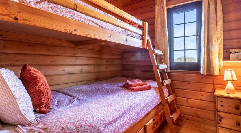 Photo of 3 Bed in Higher Clovelly