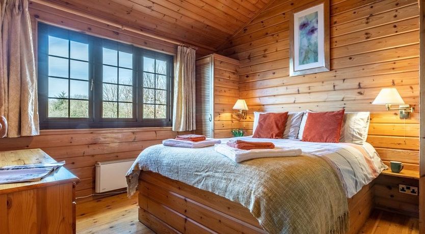 Photo of 3 Bed in Higher Clovelly