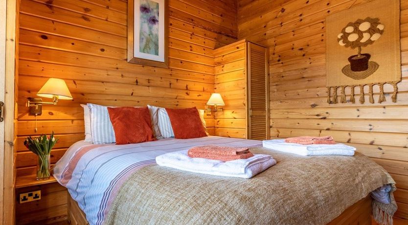 Photo of 3 Bed in Higher Clovelly