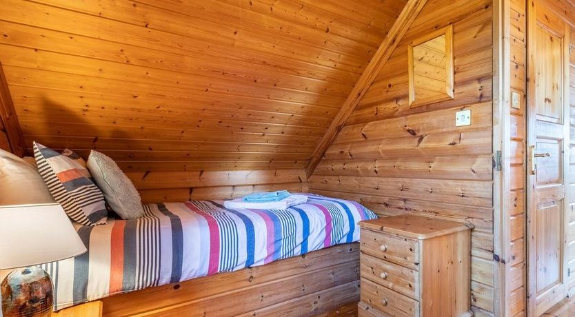 Photo of 3 Bed in Higher Clovelly