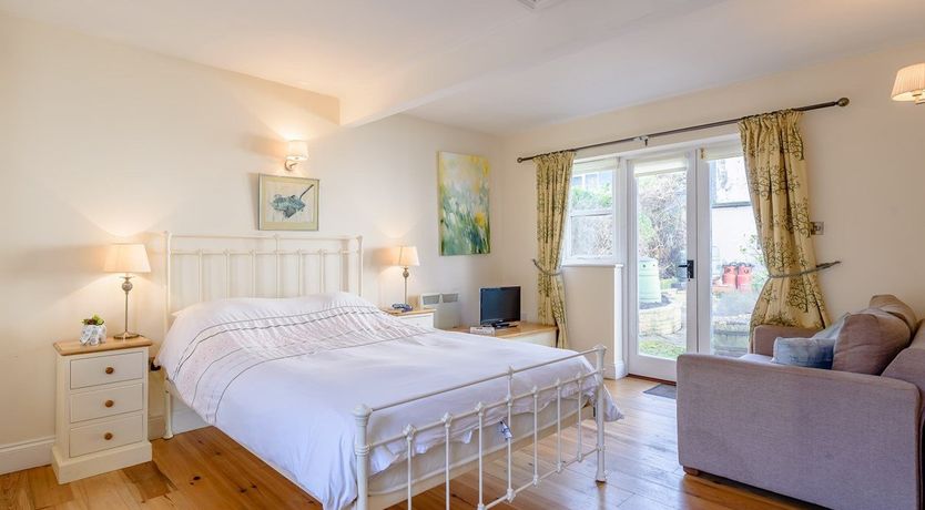 Photo of in Alderton (72641)