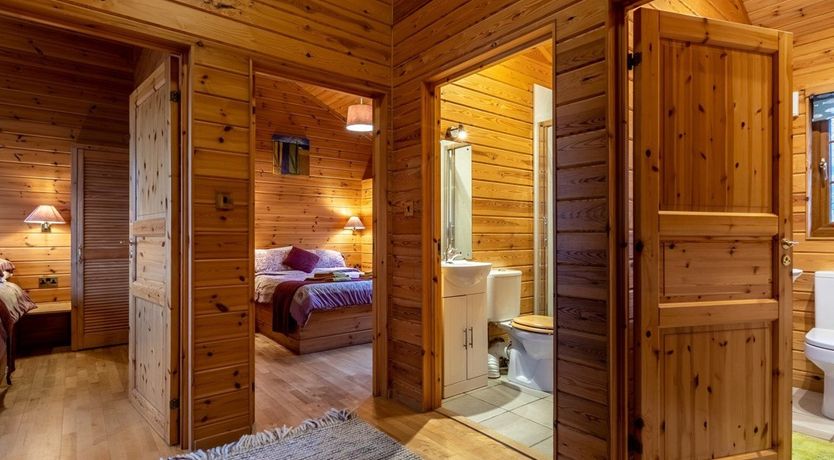 Photo of 3 Bed in Higher Clovelly