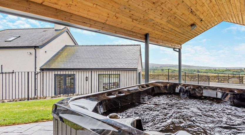 Photo of 4 Bed in Pentrefoelas