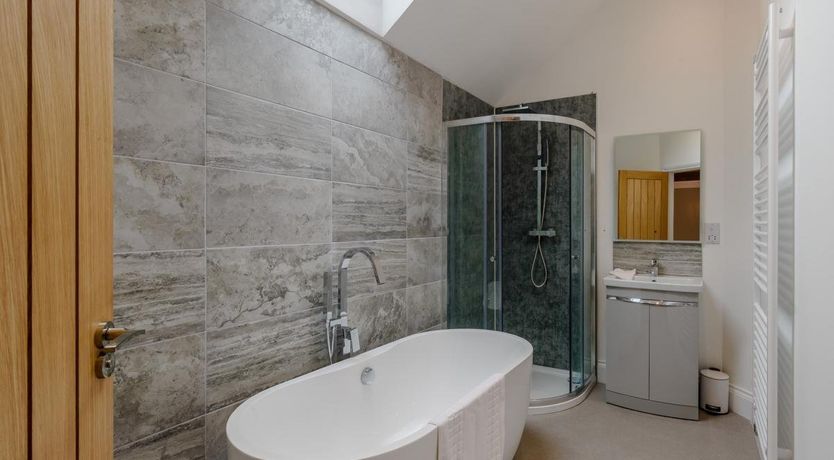 Photo of 6 Bed in East Barkwith