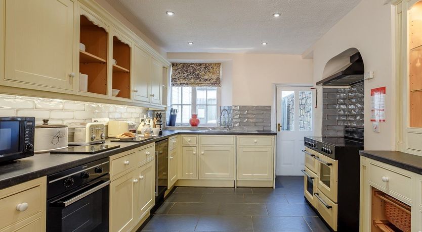 Photo of 7 Bed in Instow