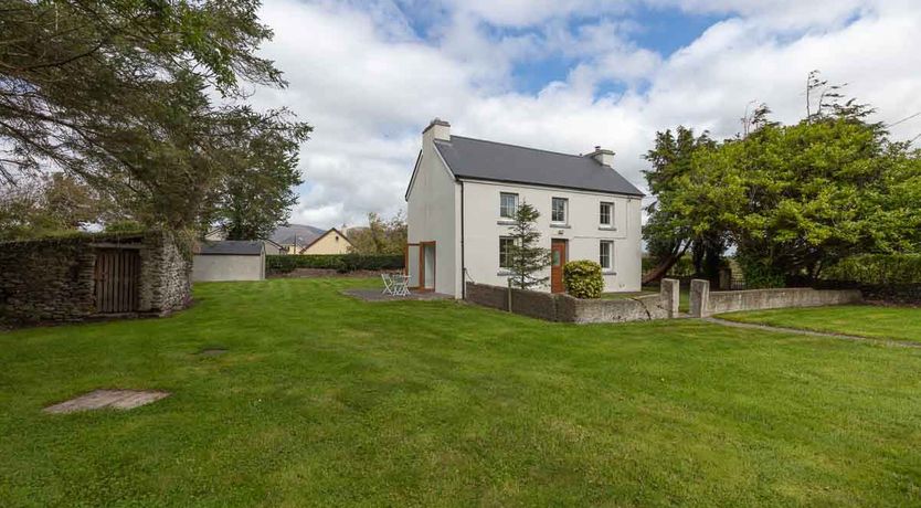 Photo of Gleesons Farmhouse - Cosy family home