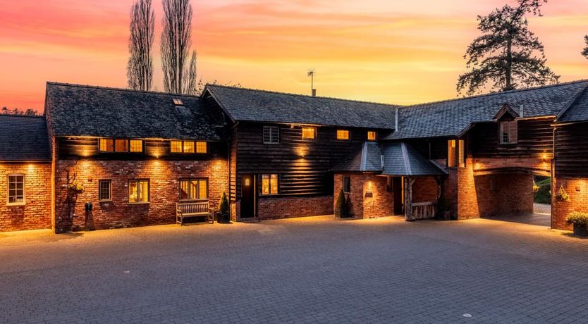 Photo of 8 Bed in Bettws Cedewain