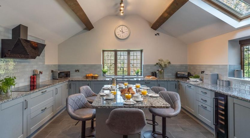 Photo of 8 Bed in Bettws Cedewain