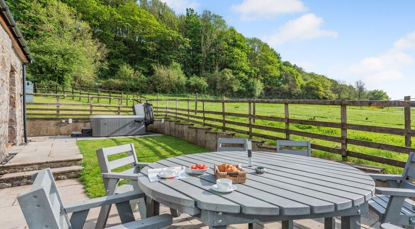 Photo of 4 Bed in Llangyndeyrn