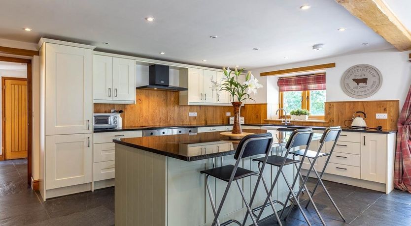 Photo of 6 Bed in Bradworthy