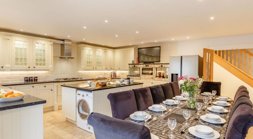 Photo of 5 Bed in Marhamchurch