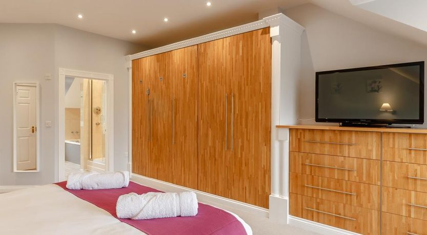 Photo of 5 Bed in Marhamchurch