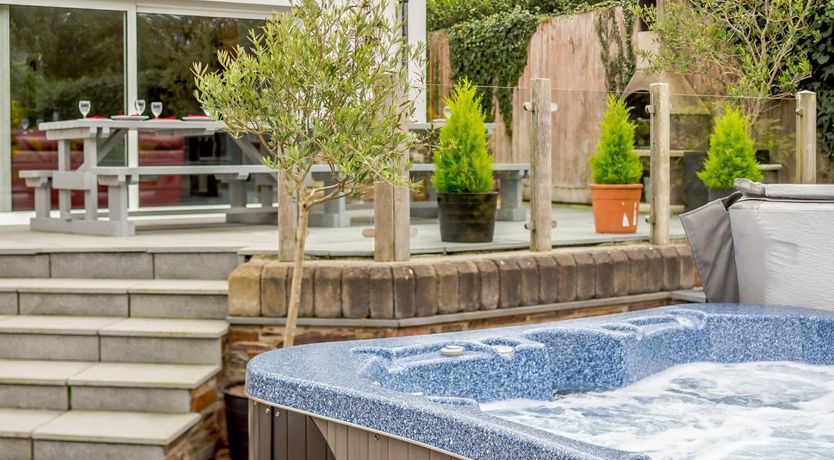 Photo of 5 Bed in Marhamchurch