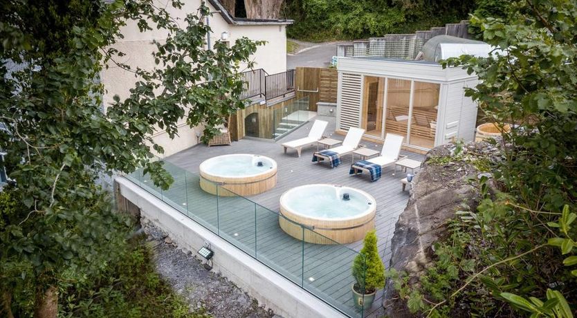 Photo of Eccles Hotel