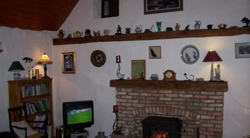 Photo of An Caladh Gearr Thatched Cottage