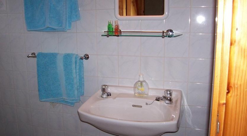 Photo of An Caladh Gearr Thatched Cottage