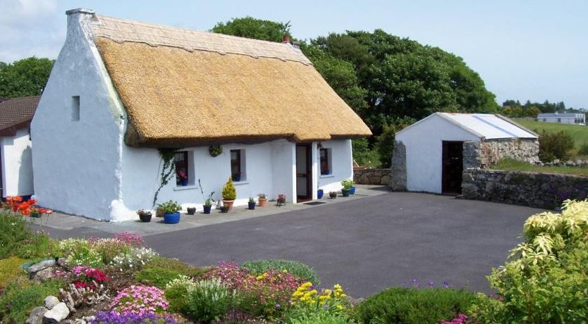 Photo of An Caladh Gearr Thatched Cottage