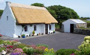 Photo of An Caladh Gearr Thatched Cottage