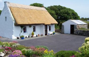 An Caladh Gearr Thatched Cottage Holiday Cottage