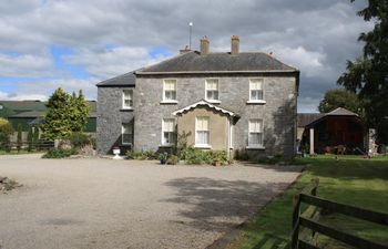 Moate Lodge B&B Holiday Cottage