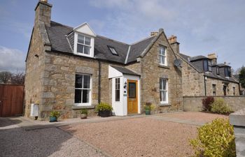 2 Bed in Huntly Holiday Cottage