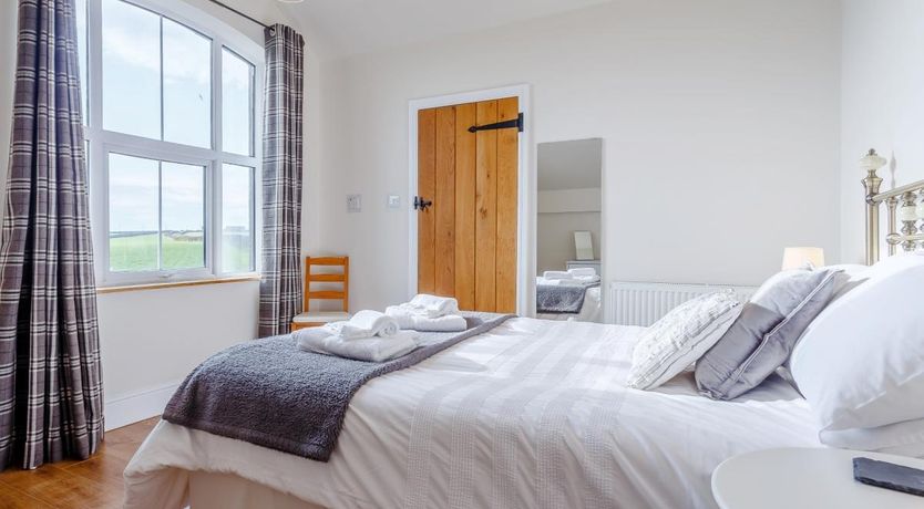 Photo of 3 Bed in Frithelstock Stone