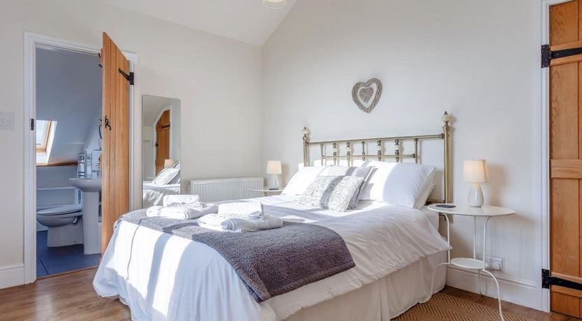 Photo of 3 Bed in Frithelstock Stone