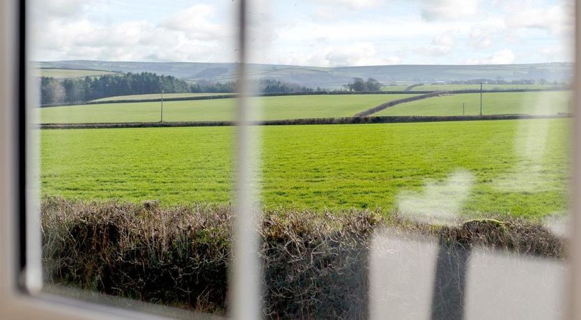 Photo of 3 Bed in Frithelstock Stone