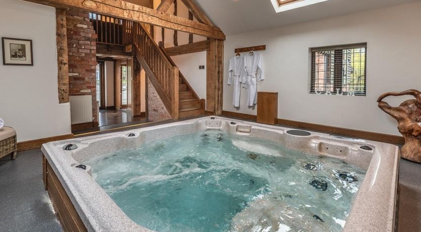 Photo of 8 Bed in Bettws Cedewain