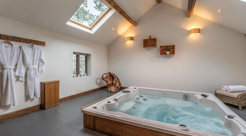 Photo of 8 Bed in Bettws Cedewain