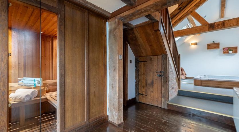 Photo of 8 Bed in Bettws Cedewain