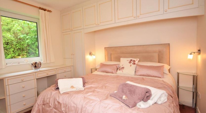 Photo of 2 Bed in Polbathic