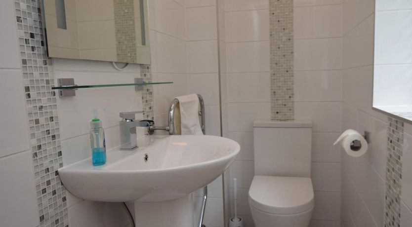 Photo of 2 Bed in Polbathic