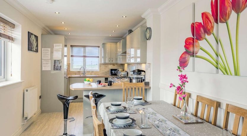 Photo of 6 Bed in Primrose Valley