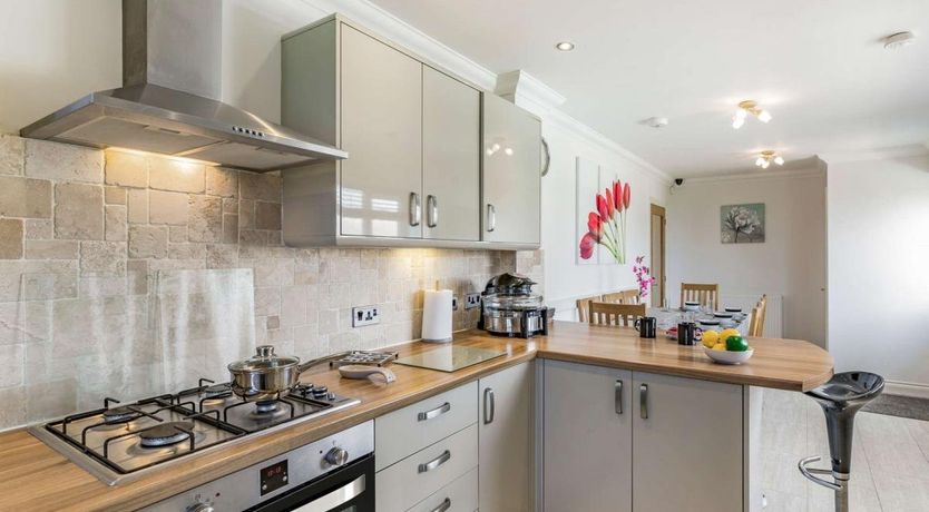 Photo of 6 Bed in Primrose Valley