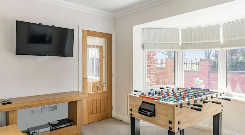 Photo of 6 Bed in Primrose Valley