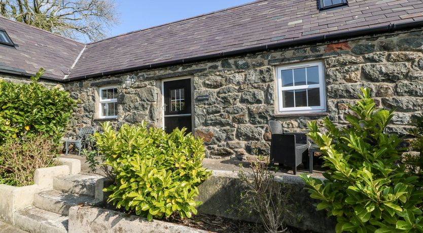 Photo of Bwthyn y Dderwen (Oak Cottage)