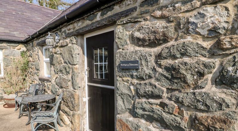 Photo of Bwthyn y Dderwen (Oak Cottage)